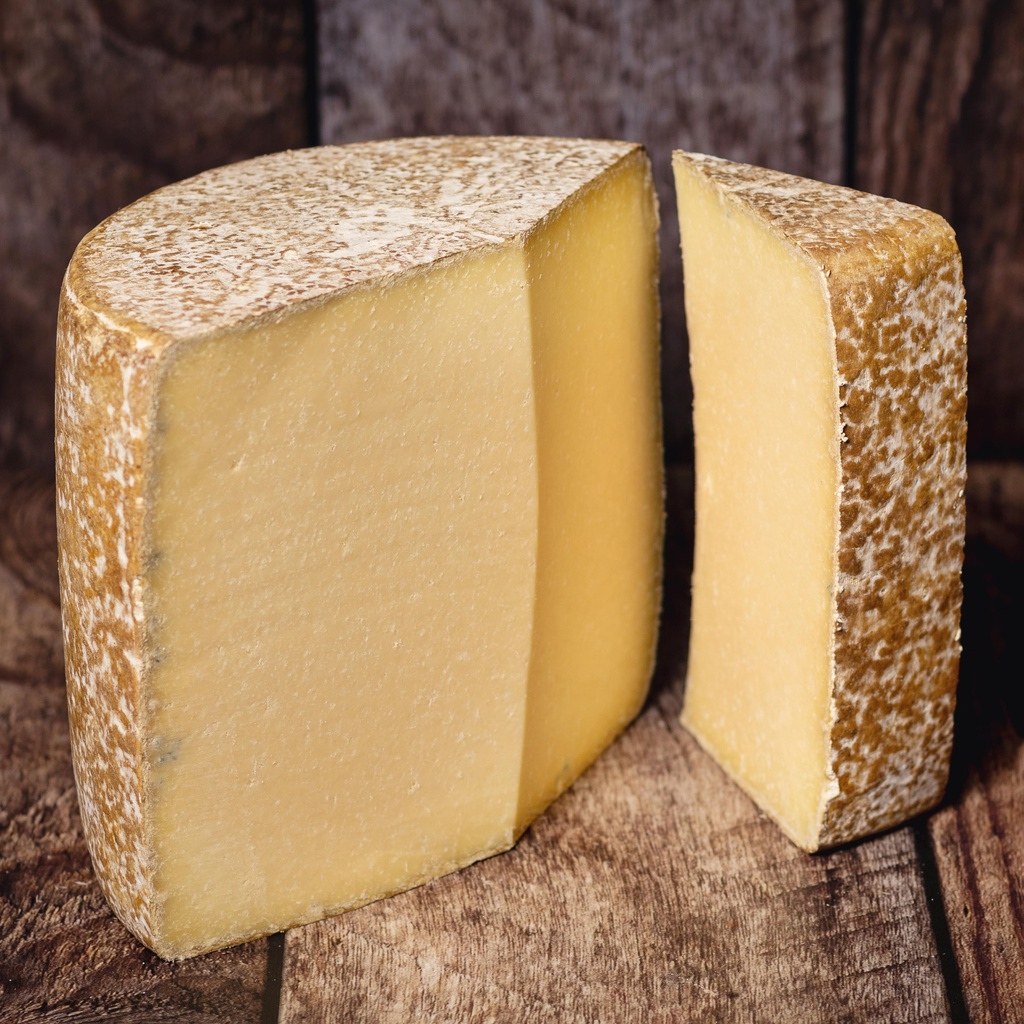 JEUNE MONTAGNE - Cantal AOP entre-deux lait cru - au kg